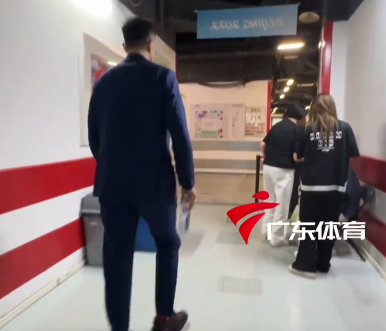 开云体育官方网站-广东回更衣室动态！杜锋落寞，崔永熙绑冰袋，王少杰哭红鼻子！